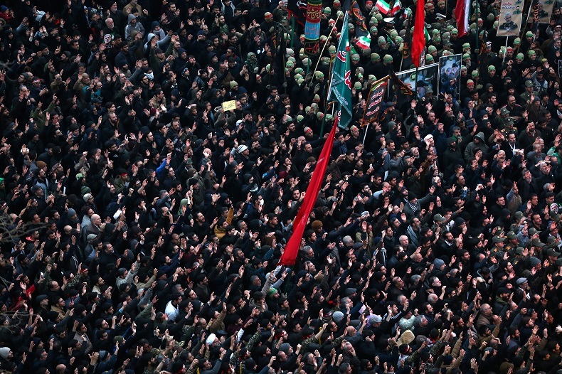 Une réponse à Pompeo ? Une marée humaine rend hommage à Soleimani, tué dans une frappe américaine