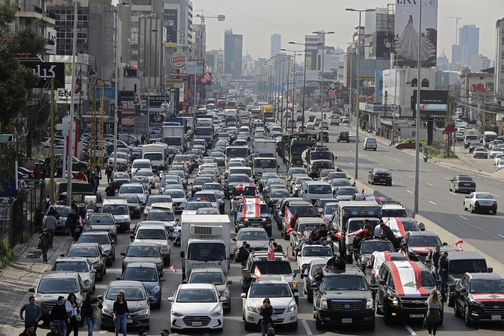 Liban : des manifestants dans les rues exigent la formation d'un gouvernement