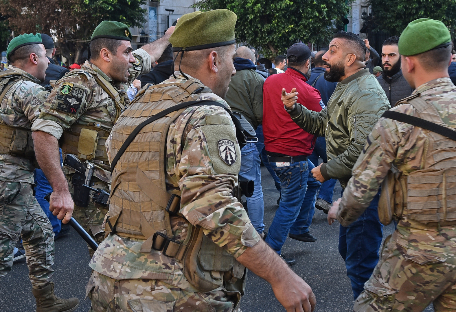 Liban : des manifestants dans les rues exigent la formation d'un gouvernement