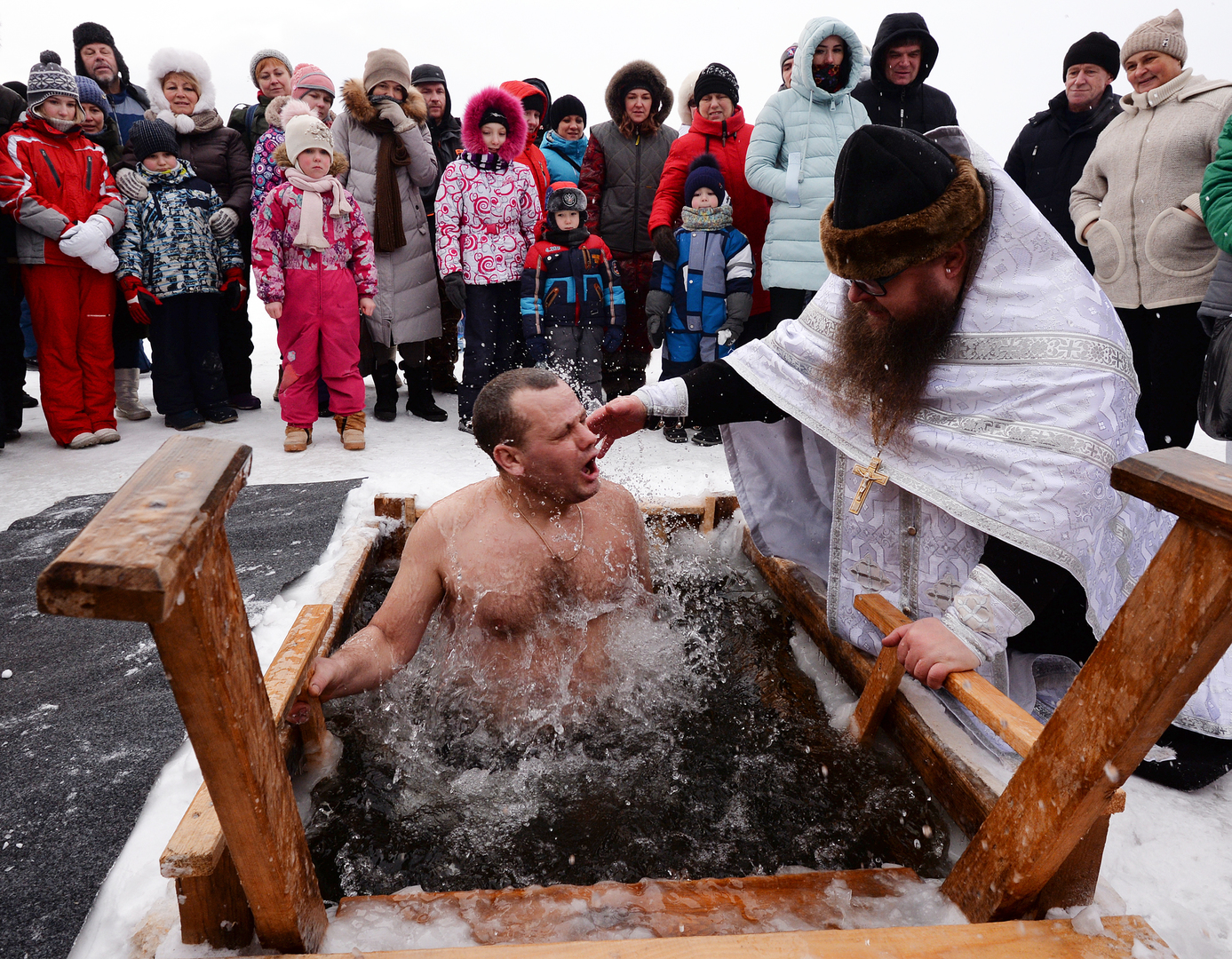 Russie : des orthodoxes plongent dans l'eau glacée pour fêter l'Epiphanie