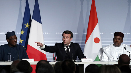 Le président français Emmanuel Macron prend la parole, entre son homologue tchadien Idriss Déby et le président du Niger Mahamadou Issoufou, lors d'une conférence de presse après le sommet du G5 Sahel organisé à Pau (Pyrénées-Atlantiques), le 13 janvier 2020.