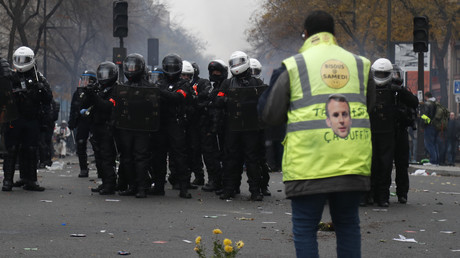 Un Gilet jaune face à la brigade de répression de l'action violente, le 5 décembre 2019 à Paris (image d'illustration).