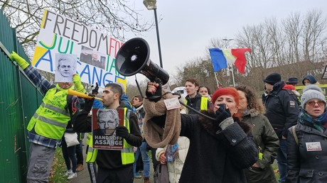 Des Gilets jaunes demandent la libération de Julian Assange devant la prison de haute sécurité de Belmarsh, le 25 janvier 2019.