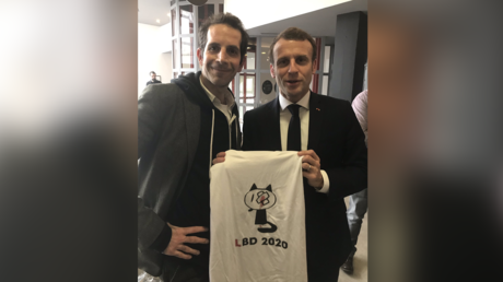 Emmanuel Macron pose au côté du dessinateur Jul au festival de la BD d’Angoulême (Charente), en tenant un T-shirt sur lequel est écrit «LBD 2020», le 30 janvier.