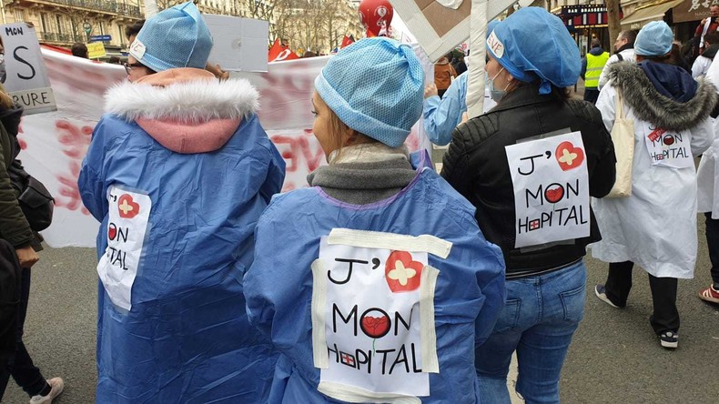 Saint-Valentin : le personnel de l'hôpital public de retour dans la rue a «le cœur brisé»