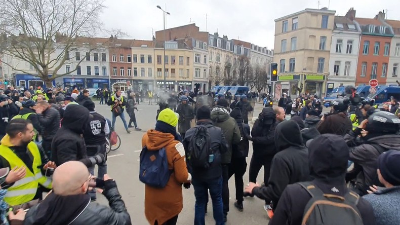 Acte 67 à Lille : face-à-face tendu entre les Gilets jaunes et les forces de l'ordre