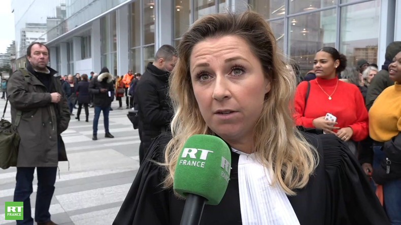 Contre la réforme des retraites, des avocats bloquent les entrées du tribunal de Paris