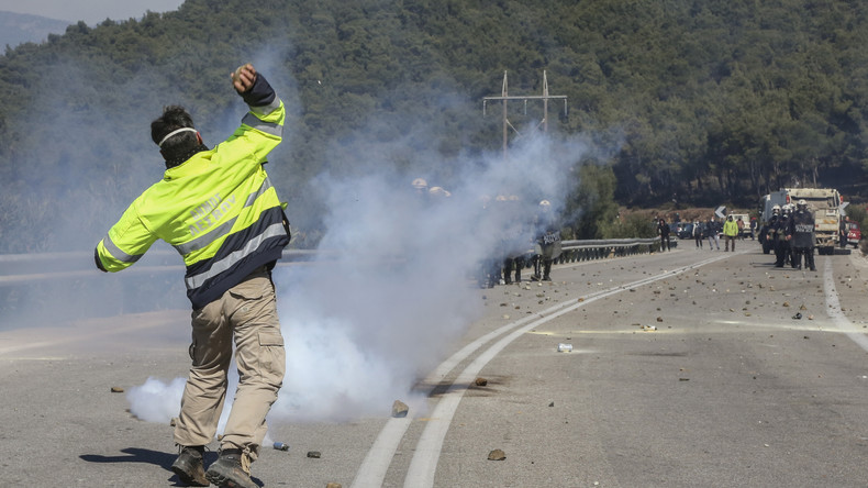 Grèce : heurts entre forces de l'ordre et manifestants opposés à l'installation de camps de migrants