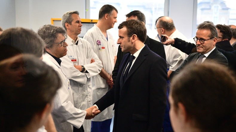 «Nous sommes au bout» : un médecin interpelle Macron lors de sa visite à la Pitié-Salpêtrière