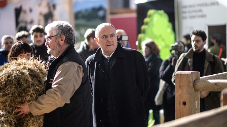 Le ministre de l'Agriculture perd ses nerfs et arrache le micro d'un journaliste de France 5 (VIDEO)