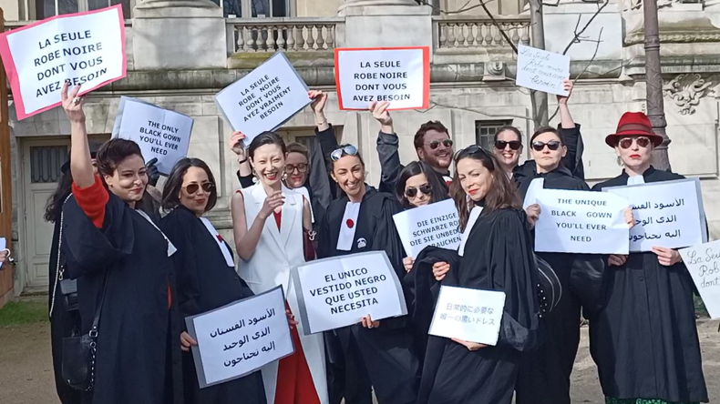 «Pour l'honneur des défenseurs» : des avocats s'invitent au défilé Chanel de la fashion week à Paris