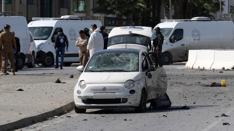 Un double attentat-suicide près de l'ambassade américaine à Tunis tue un policier