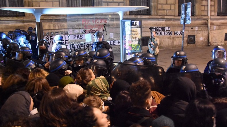 Paris : heurts entre manifestants et forces de l'ordre en marge d'une «marche féministe»