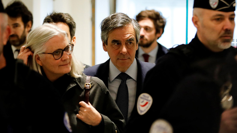 Soupçons d'emplois fictifs : cinq ans de prison dont deux ferme requis contre François Fillon