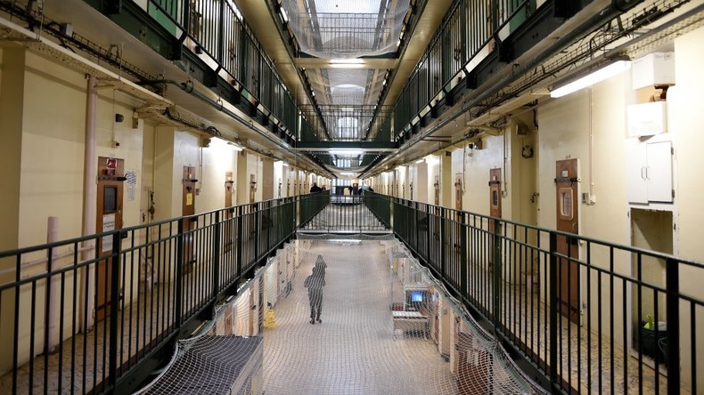 Coronavirus : incidents dans plusieurs prisons françaises après la suspension des parloirs