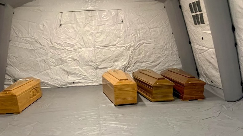 A Bergame en Italie, des camions militaires évacuent les morts du Covid-19