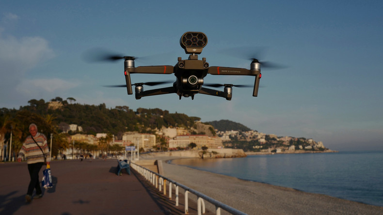 Covid-19 : à Nice, un drone rapelle les consignes relatives à l'épidémie (IMAGES)