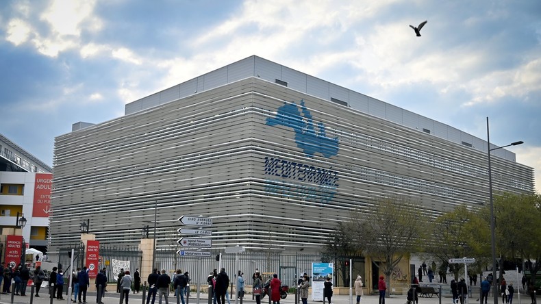 Test de dépistage au coronavirus : foule devant l'institut du professeur Raoult à Marseille