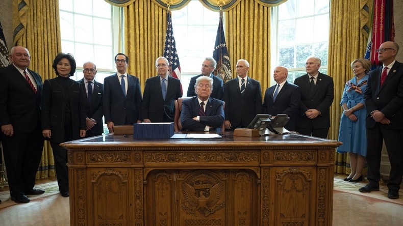 Coronavirus : Donald Trump promulgue un plan de relance de l'économie de 2 200 milliards de dollars