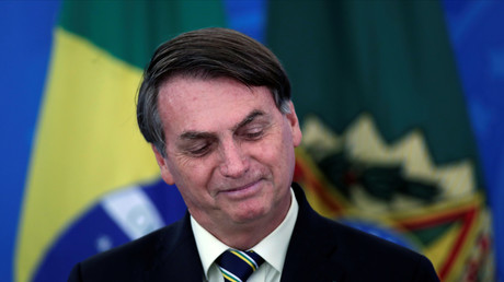 Le président brésilien Jair Bolsonaro sourit lors d'une déclaration aux médias annonçant des mesures économiques pour faire face à la pandémie de COVID-19 à Brasilia, Brésil, le 27 mars 2020 (image d'illustration).