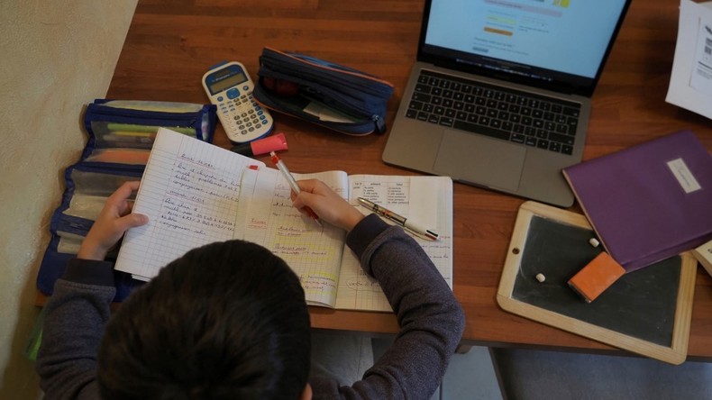 Confinement et scolarité : les inégalités à l'école renforcées ?