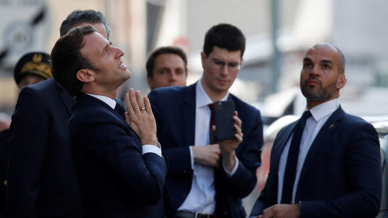 Distanciation sociale ? La visite de Macron en Seine-Saint-Denis provoque un attroupement (IMAGES)