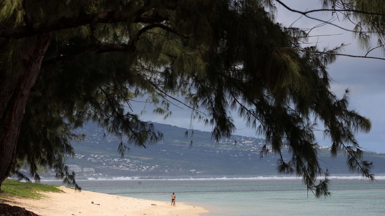 «Se passer de vacances» pour relancer l'économie ? La proposition d'un économiste fait bondir LFI