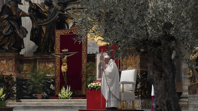 En pleine pandémie de Covid-19, le pape François appelle à alléger les sanctions internationales