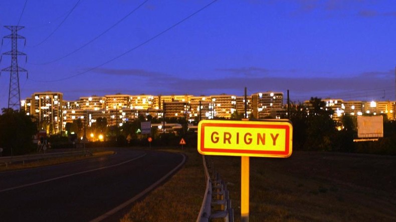 Hélicoptère visé par «des mortiers», «matériel incendié» : des violences nocturnes éclatent à Grigny