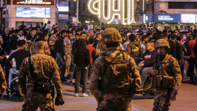 Face au couvre-feu et au coronavirus, des centaines de Libanais manifestent contre le pouvoir