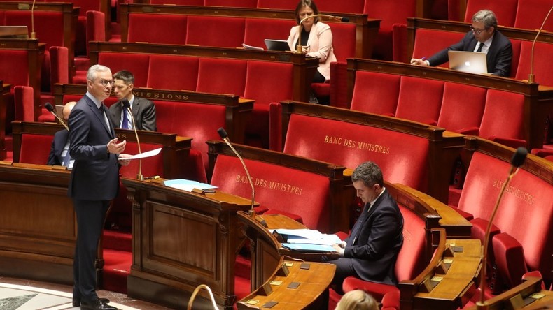 «Chèque en blanc», «pipeau» : l'Assemblée vote un nouveau budget de crise en réponse au coronavirus