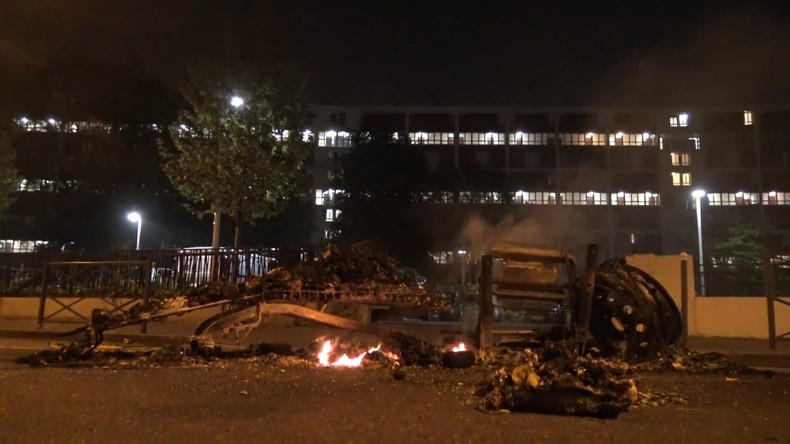 Feux, projectiles... Deuxième nuit sous haute tension à Villeneuve-la-Garenne (IMAGES)