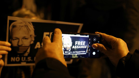 Covid-19 : le Royaume-Uni libère des milliers de détenus… mais pas Julian Assange