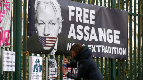 Un premier décès dû au coronavirus aurait été enregistré dans la prison où est détenu Assange