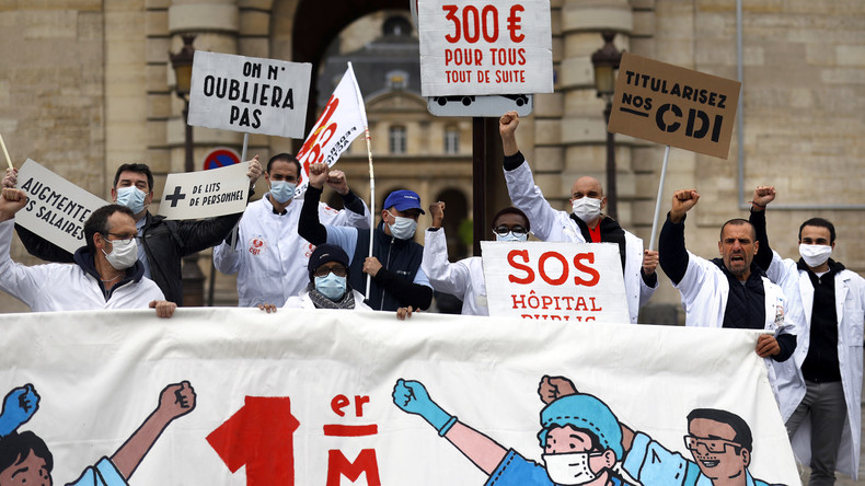 «On est la honte de l'Europe» : vif échange entre deux soignantes et Emmanuel Macron