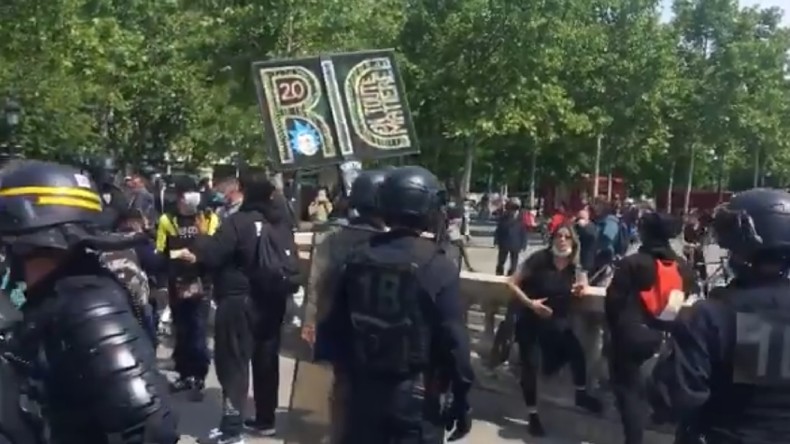Des manifestants se revendiquant des Gilets jaunes dispersés par la police dans plusieurs villes
