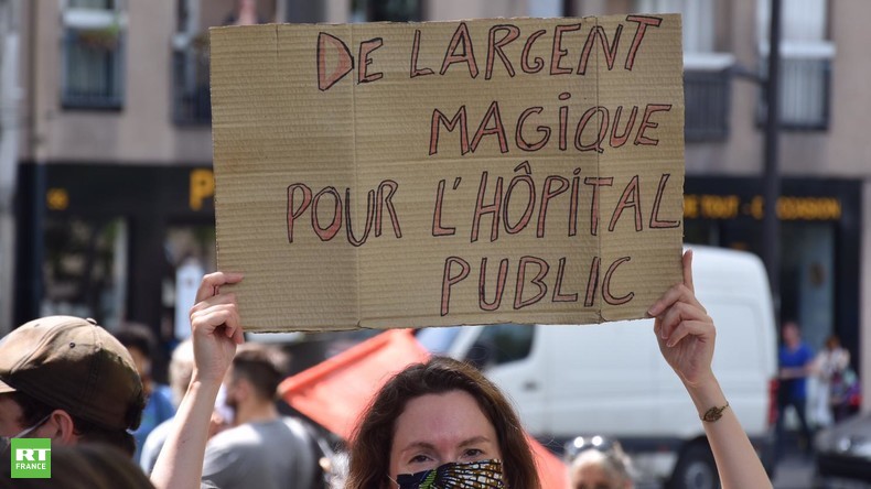 «Tous unis pour notre santé» : membres du personnel hospitalier et Gilets jaunes manifestent à Paris