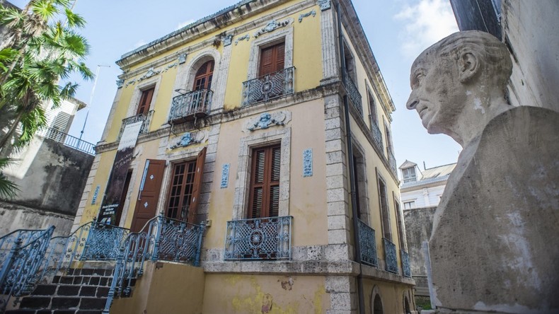 Esclavage : deux statues de l'abolitionniste Victor Schœlcher déboulonnées en Martinique