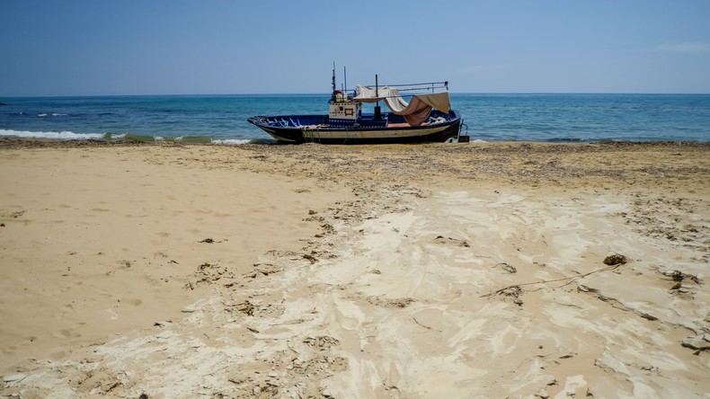 Des dizaines de migrants débarquent illégalement sur une plage de Sicile