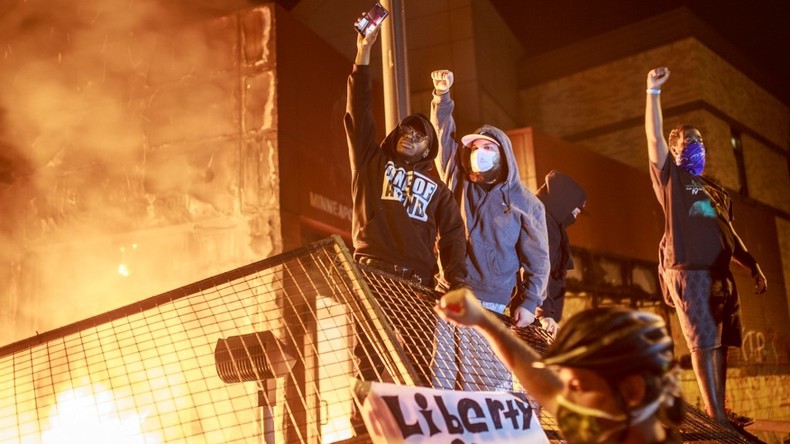 Commissariat incendié, école saccagée, commerces pillés... Troisième nuit d’émeutes à Minneapolis