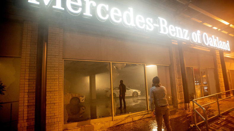 Siège de CNN vandalisé, voitures de police incendiées, pillages : scènes de chaos aux Etats-Unis