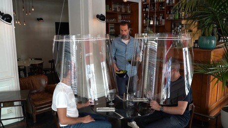 «Distanciation sociale oblige» : manger sous cloche, le restaurant du futur ?