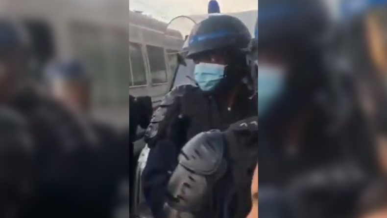 Polémique après que des manifestants antiracistes ont traité un policier noir de «vendu»