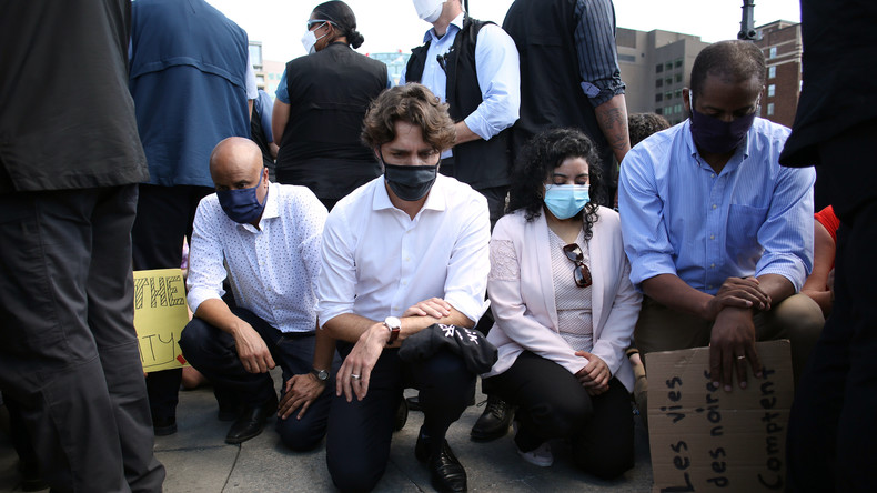 «Rentre chez toi "blackface" !» : Trudeau s'agenouille en soutien à BLM... et se fait huer