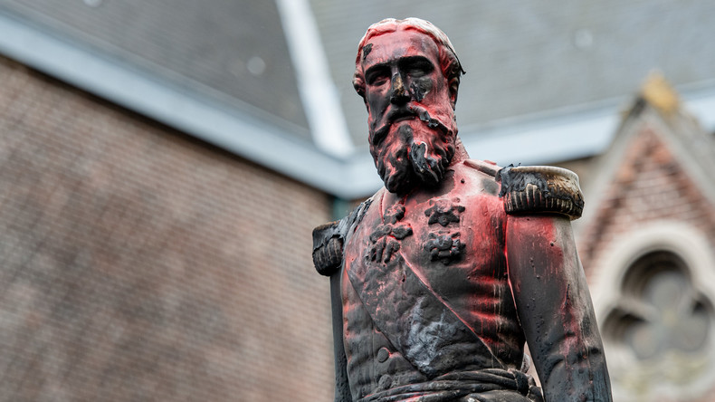 Belgique : un portait de George Floyd projeté sur une statue de Leopold II