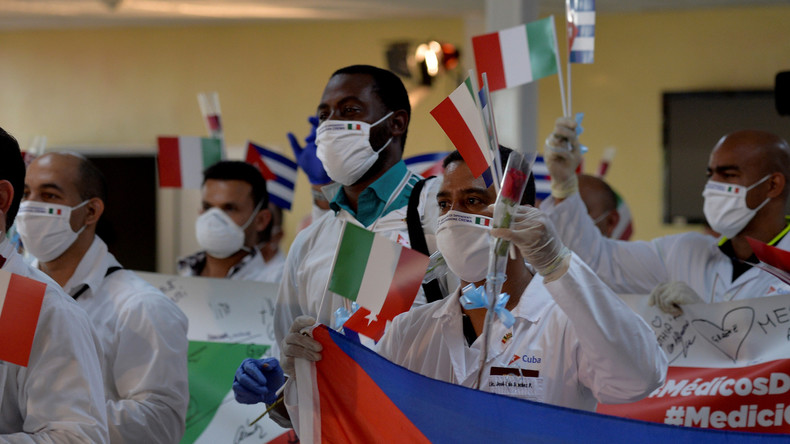 Covid-19 : les médecins cubains accueillis en héros à La Havane après leur mission en Italie