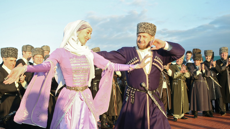 Covid-19 et traditions : Ramzan Kadyrov aidera à verser la rançon des fiancées
