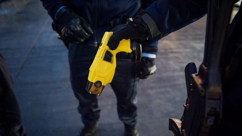 Le pistolet à impulsion électrique va-t-il remplacer la «prise par le cou» bannie par Castaner ?