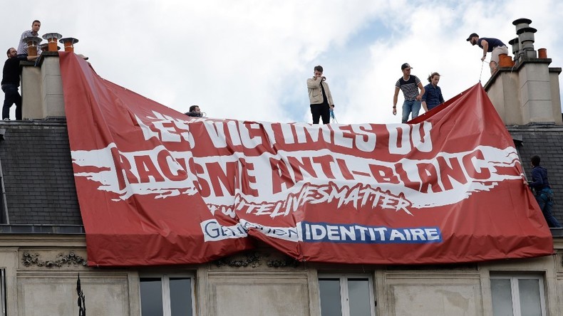 Paris : Génération identitaire déploie une banderole sur le «racisme anti-blanc»