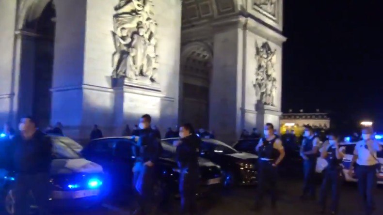 «Besoin de considération» : manifestation nocturne de policiers devant l'Arc de Triomphe